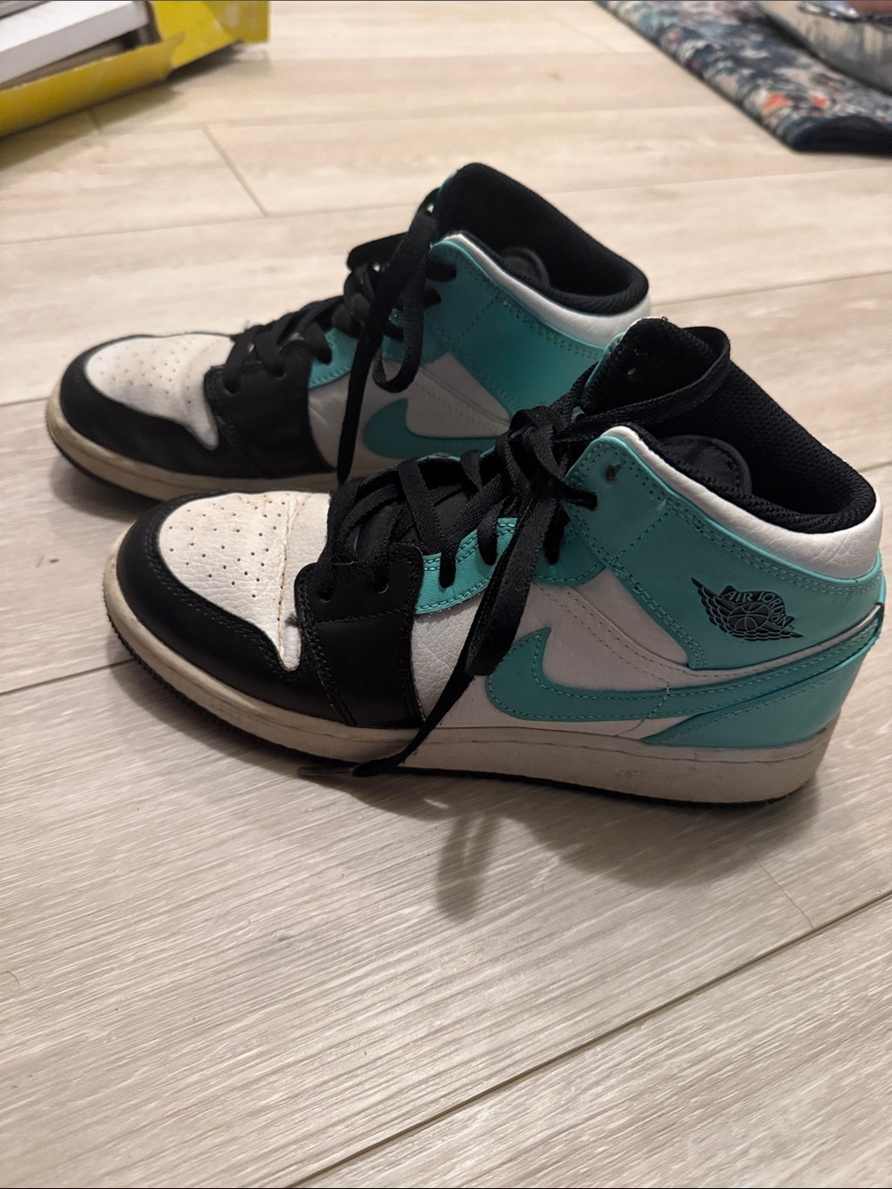 Nike Air Jordan 1 Mid "Tropical Twist